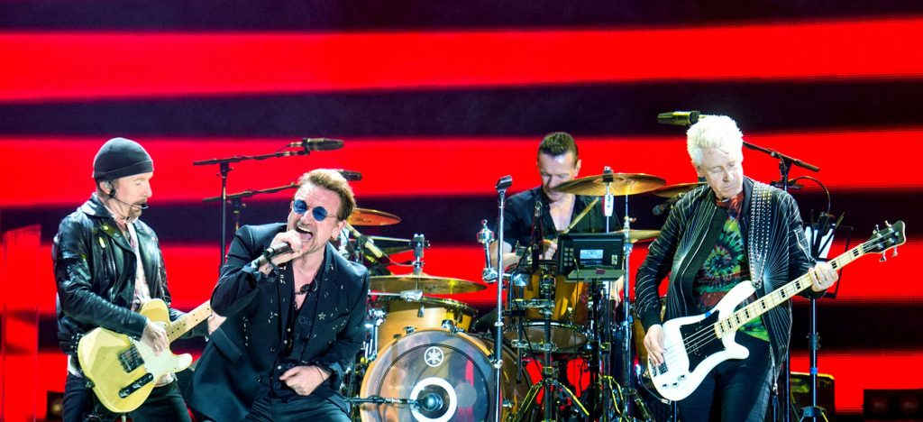 Bono Vox cade dal palco, ma non è l'unico: le 5 migliori cadute dell'anno [VIDEO]