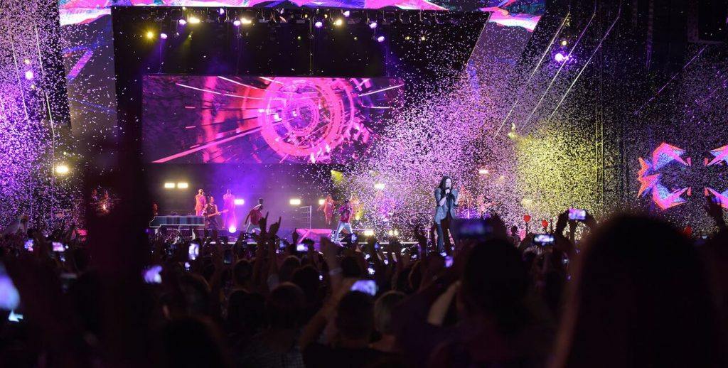 Laura Pausini fa brillare il Circo Massimo tra palloncini e fuochi d'artificio