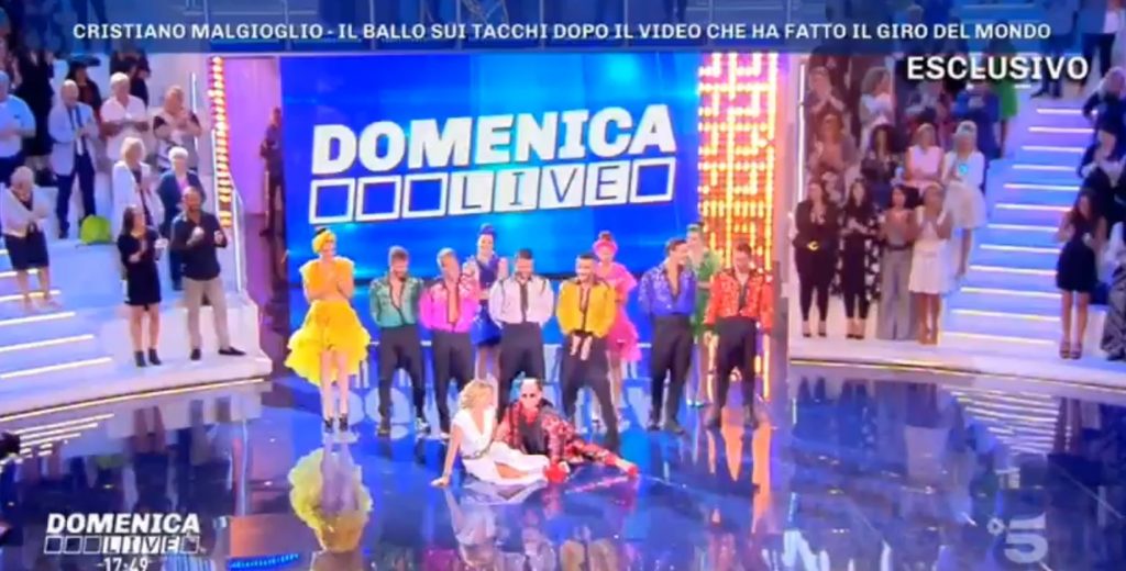 Barbara D'Urso e Cristiano Malgioglio cadono a Domenica Live - Video