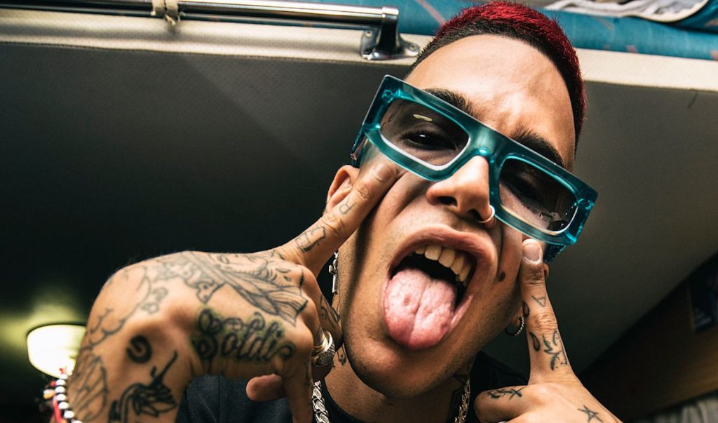 Sfera Ebbasta indagato per istigazione all'uso di droga