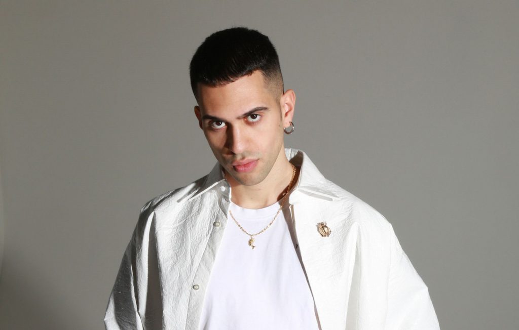 Il prete fa cantare "Soldi" di Mahmood in chiesa - Video virale