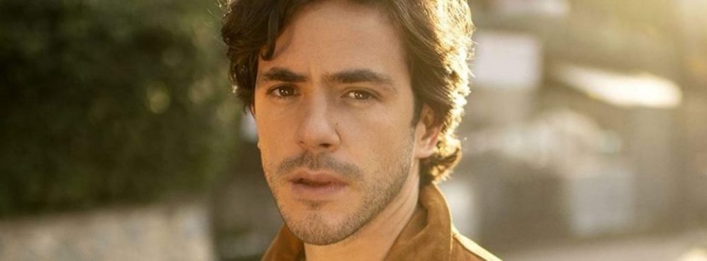 Jack Savoretti e il nuovo disco Singing To Strangers: "È bello essere romantici, non bisogna fare sempre i fighi"