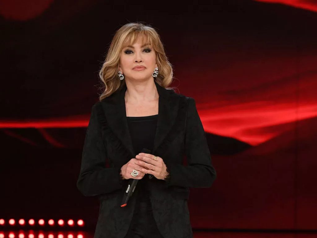 Cosa ha fatto al piede Milly Carlucci?