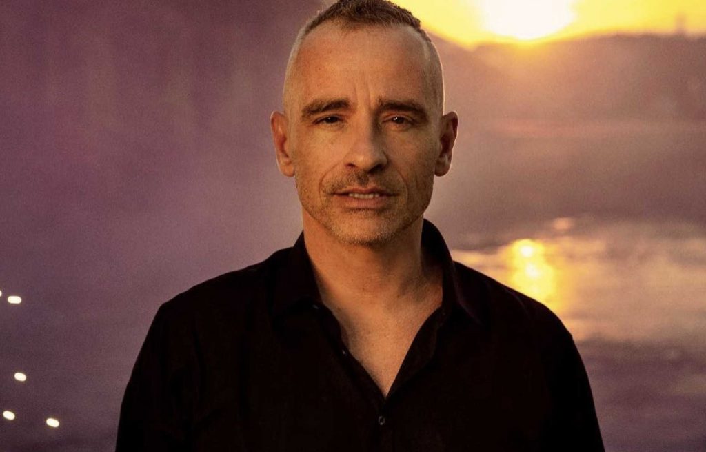 Eros Ramazzotti operato alle corde vocali e tour rinviato: ecco come sta