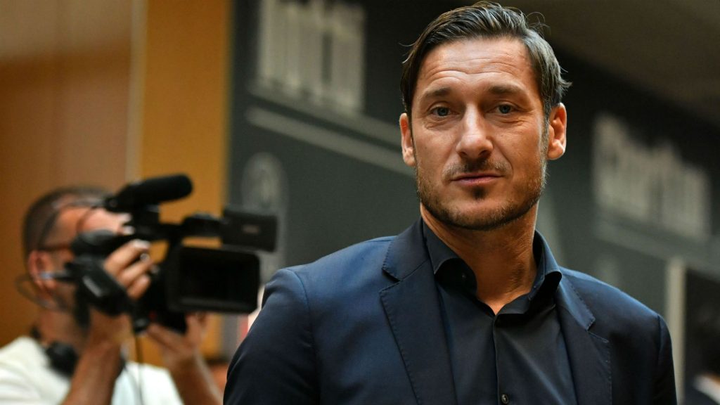 Totti si dimette e parla chiaramente: "I presidenti passano, le bandiere no"