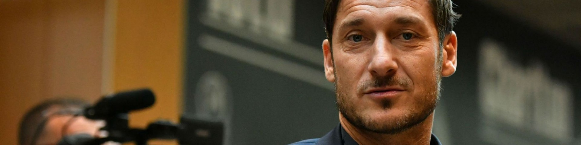 Totti si dimette e parla chiaramente: "I presidenti passano, le bandiere no"