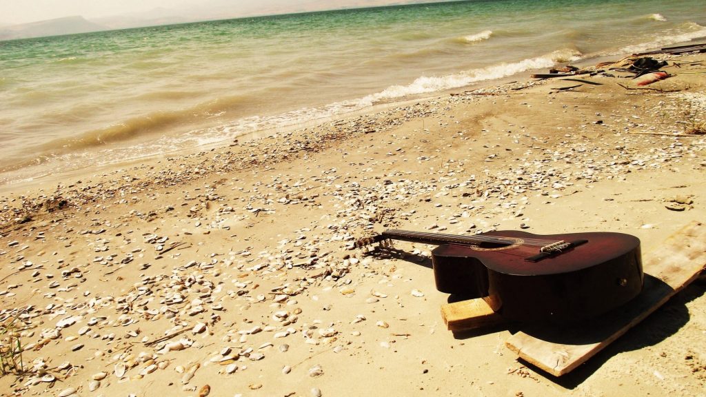 Canzoni di Ferragosto: i 20 brani da ascoltare con gli amici