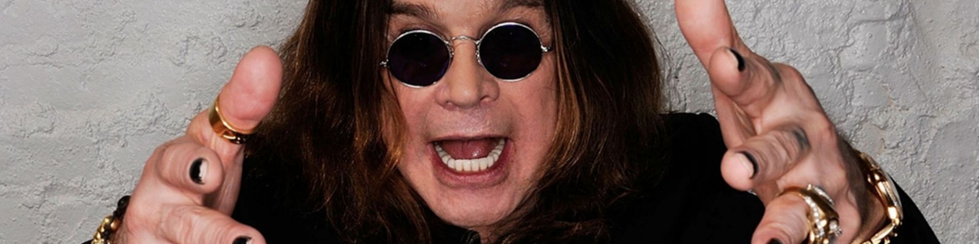 Ozzy osbourne 2024. Оззи Осборн 2023. Оззи Осборн кольца. Оззи Осборн ногти. Оззи Осборн очки.