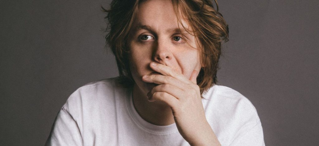 Chi è Lewis Capaldi: dal successo improvviso al Festival di Sanremo 2020