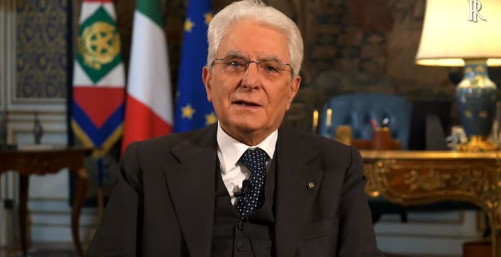 “Eh Giovanni, non vado nemmeno io dal barbiere”, il fuori onda virale di Mattarella (Video)