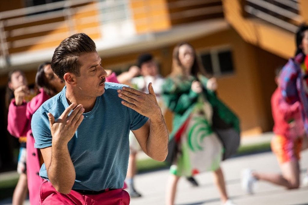 Francesco Gabbani: Il sudore ci appiccica è il nuovo tormentone estivo (Video Ufficiale)